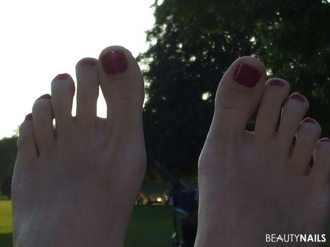 Lila Nagellack Füße im Park