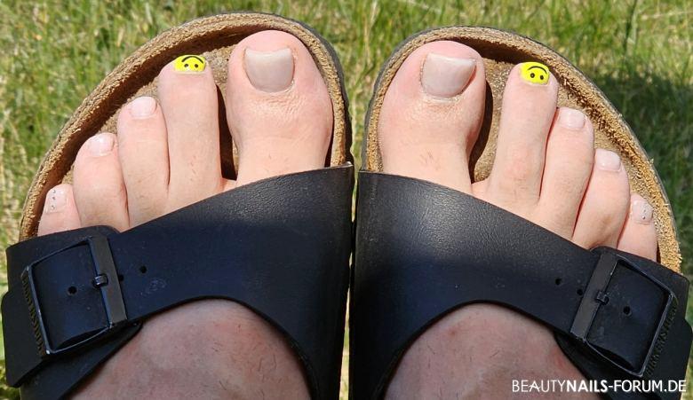 Mit einem Smiley sieht alles freundlicher aus. Füsse gelb schwarz - Smiley in der Lieblingsfarbe meiner Fußpflegerin. Die Steinchen Nailart
