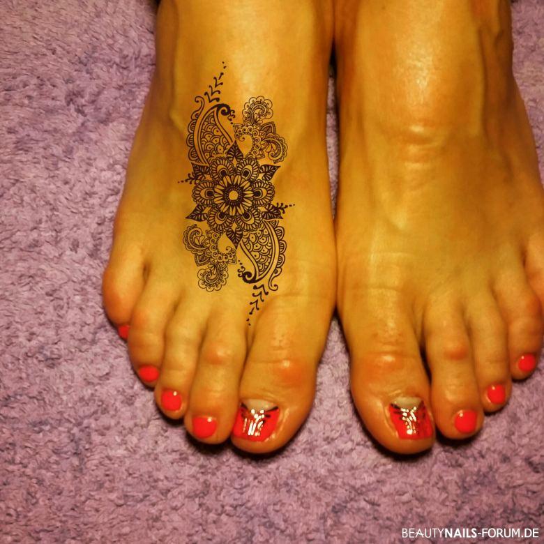 Orange / Rot Pediküre mit Henna Fußtattoo