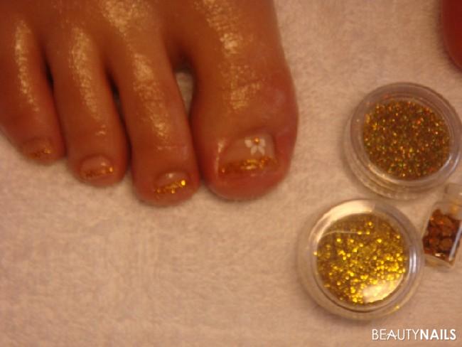 UV-French in gold-glitzer Füsse - mit Schleifen-Sticker in weiß und goldenem Strasssteinchen drauf Nailart
