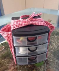 Box mit Seitentaschen Gegenstände