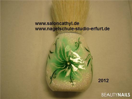 Grüne Blume - Staubpinsel mit Airbrush Gegenstände - Staubpinsel mit Airbrush verziert und grünem Muster. Nailart