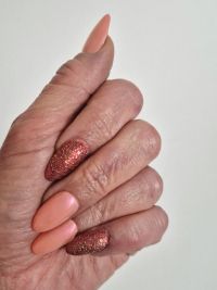 Apricot mit rot schimmernden Bubble Nails Gelnägel