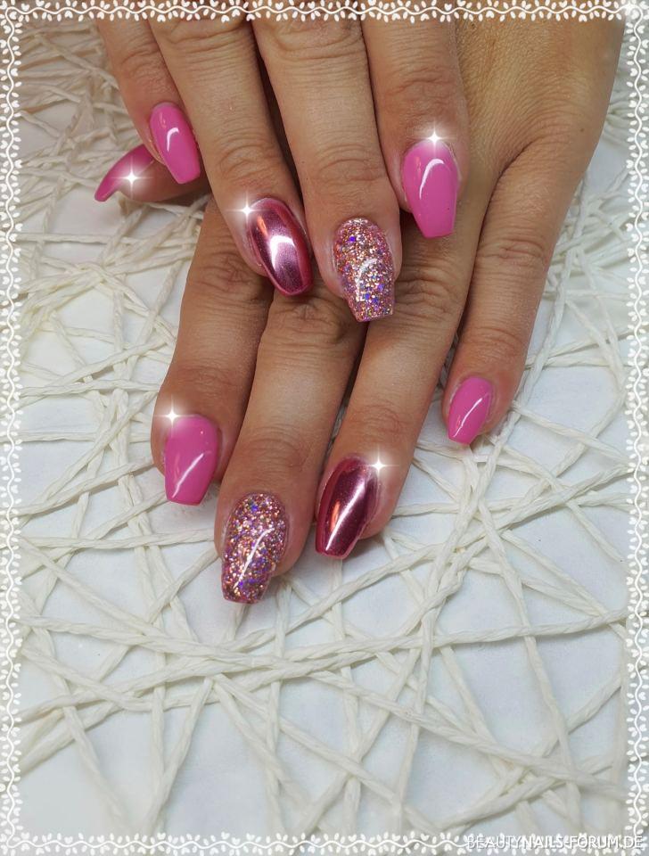 Auffälliges Fullcover in Pink und Glitter mit Pigment Gelnägel pink - Acrylgel Modellage mit Fullcover in Pink, Mittelfinger mit Illusion Nailart
