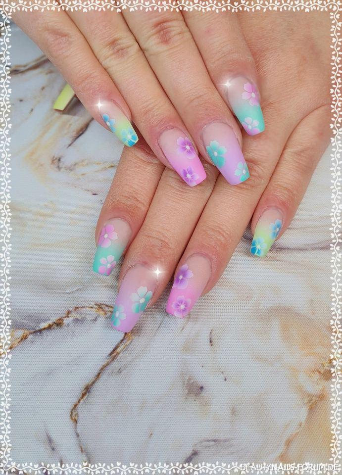 Bunte Airbrush Nägel in neon mit Blumen Gelnägel neon bunt - Gelmodellage mit Pastell Airbrush Farben Nailart