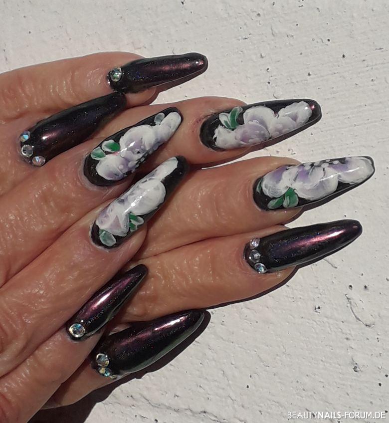 Chrome Nägel mit One-Stroke-Malerei und Strasssteinchen Gelnägel lila - Fullcover-Nägel mit Chrom-Spiegel-Pigment (Holo). Verziert mit Nailart