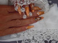 Chrome Nails in organgefarbenem Design mit Perlenkunst Gelnägel