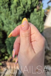 Daumen rosagelb Gelnägel