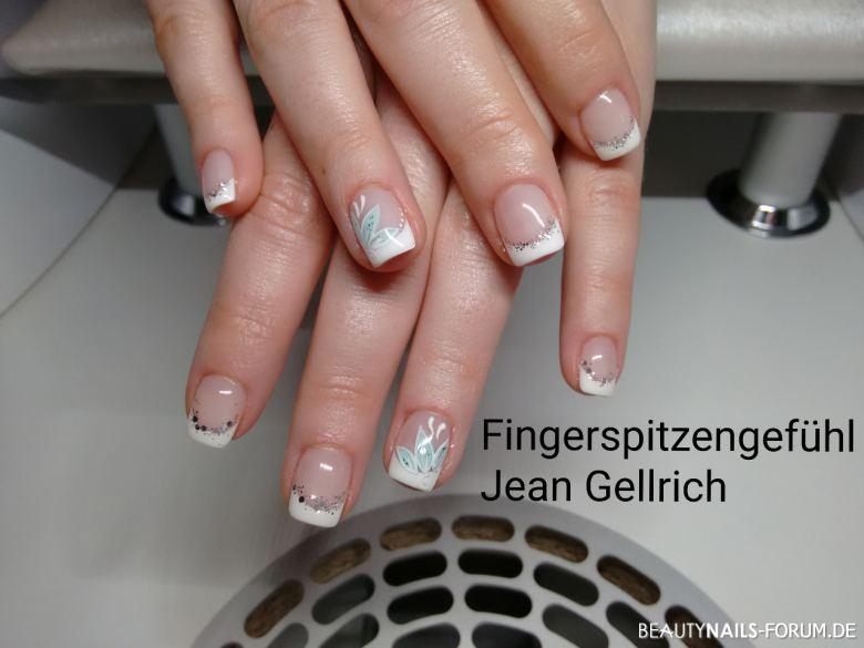Dezentes Weiß mit Glitter und Schmucknagel Gelnägel - Gele von the Art of Nails, mpk und Nail Creator Nailart