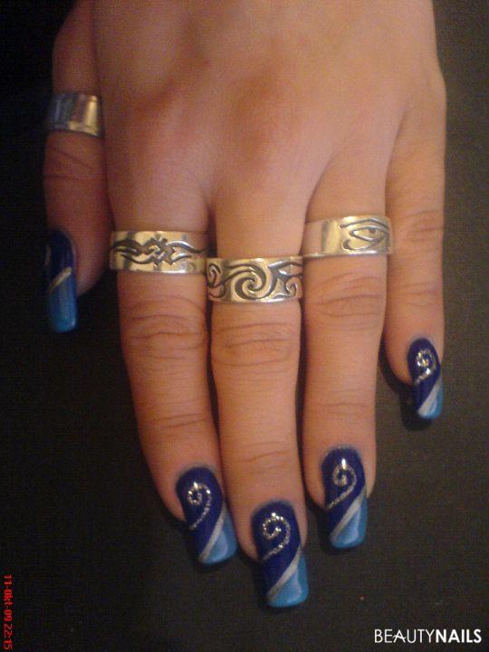 Dunkelblau mit Gold Nailart Gelnägel - Schöne Fingernägel mit gold Strichen und blauem Farbgel Nailart