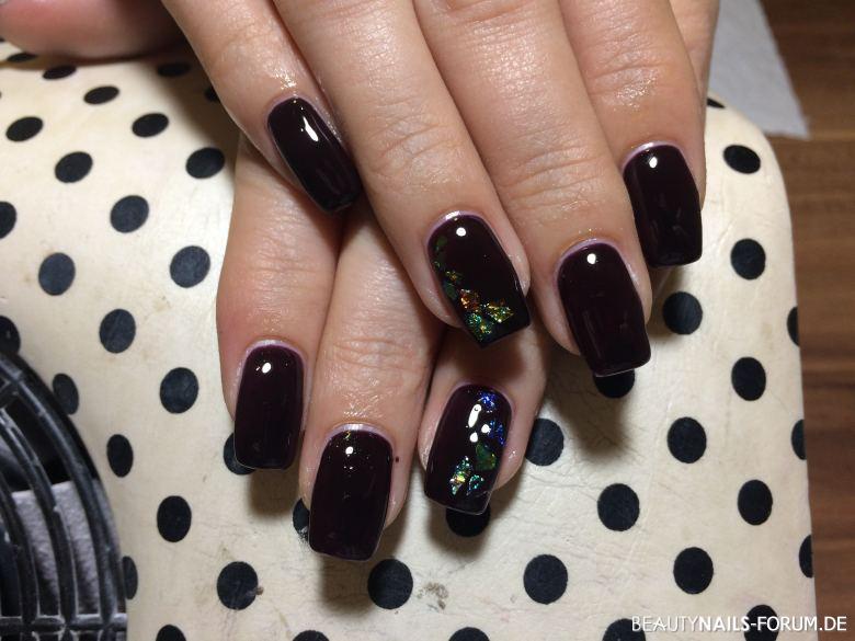 dunkelrote Nägel mit glitzernden flakes Gelnägel schwarz - gele hanse nail couture Nailart