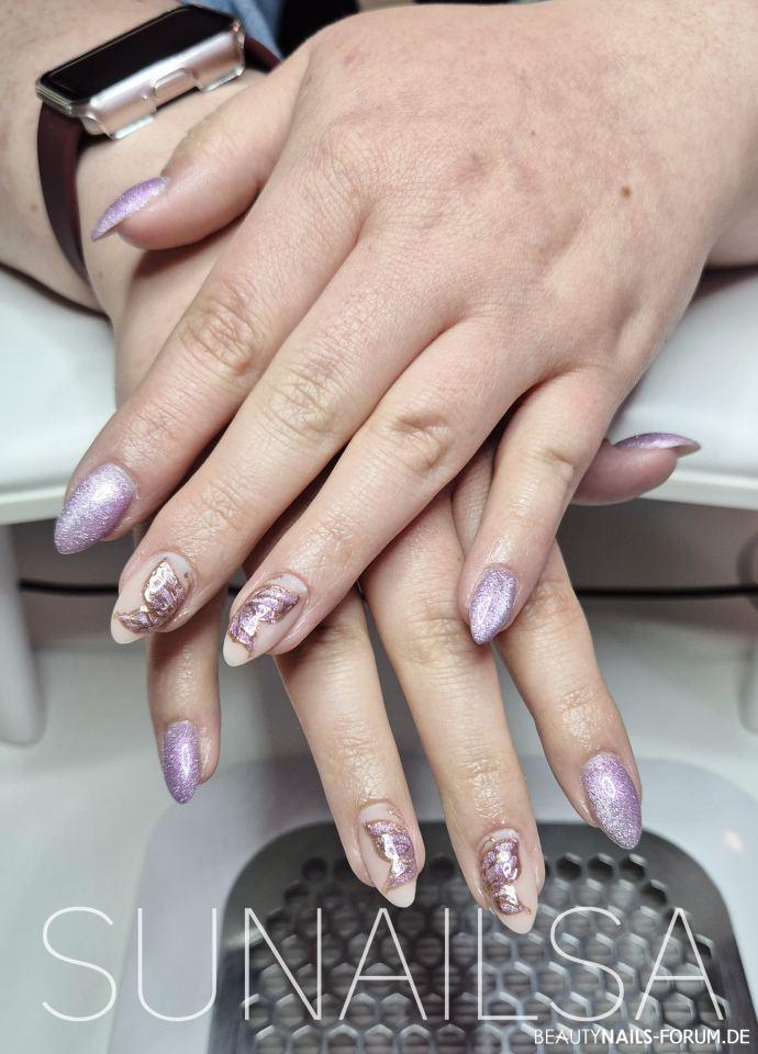 Flieder Schmetterling Gelnägel lila gold nude - Flieder Schmetterling Cat-Eye Nailart