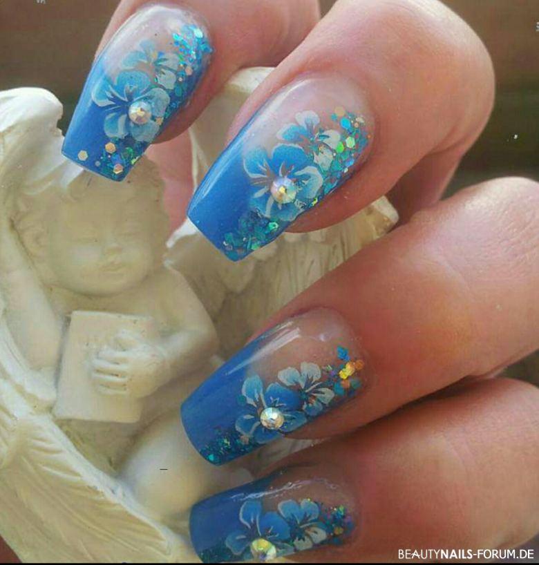 French Manicure in blau mit Airbrush Blumen Gelnägel blau - Diese Nägel wurden mit einem 1phasengel farbgel blau und Airbrush Nailart
