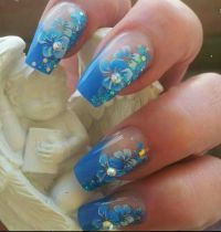 French Manicure in blau mit Airbrush Blumen Gelnägel