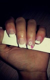 French mit Blume Gelnägel
