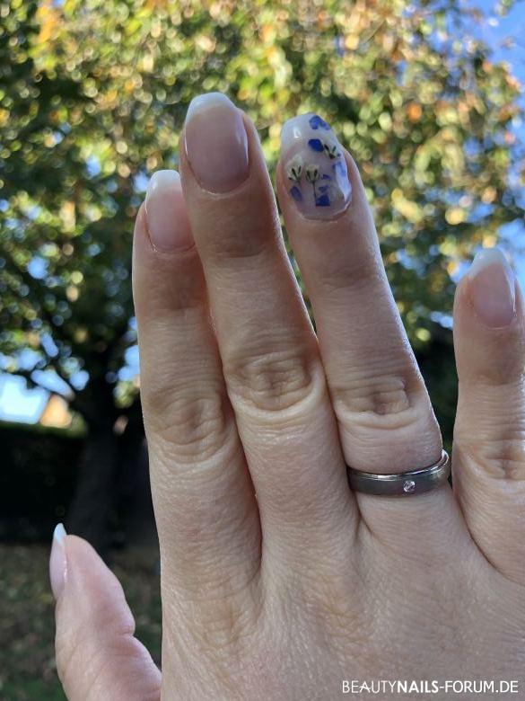 Frenchnägel mit getrockneten echten Blüten Gelnägel blau weiss - Besonderer Tag - besondere Nägel! Für meine Brautnägel habe Nailart