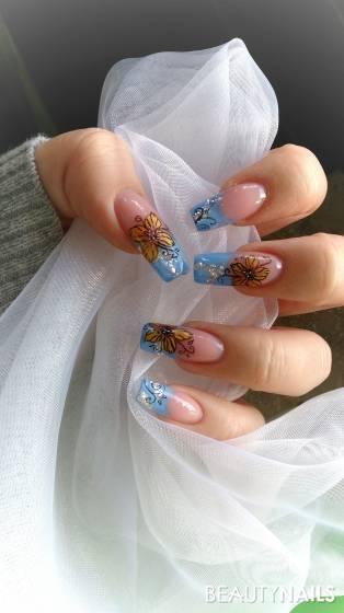 Frühlingsnägel - blau mit Blume Gelnägel - Hab mal wieder meine Nägel gemacht und ich bin schon ein kleines Nailart
