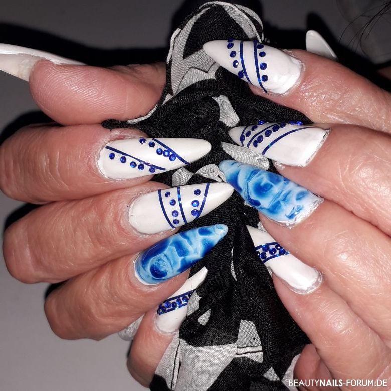 Fullcover Nägel mit Stripes und Steinchen Gelnägel blau weiss - Weißes Fullcover mit Meerjungfrauen Pigment und Stripes und Nailart