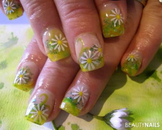 Gänseblümchen Gelnägel - Blumen und Applegreen gebrusht auf gelbem Vitragegel und grüne Nailart