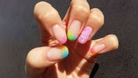 Gel Nägel Design - buntes frisches French Gelnägel