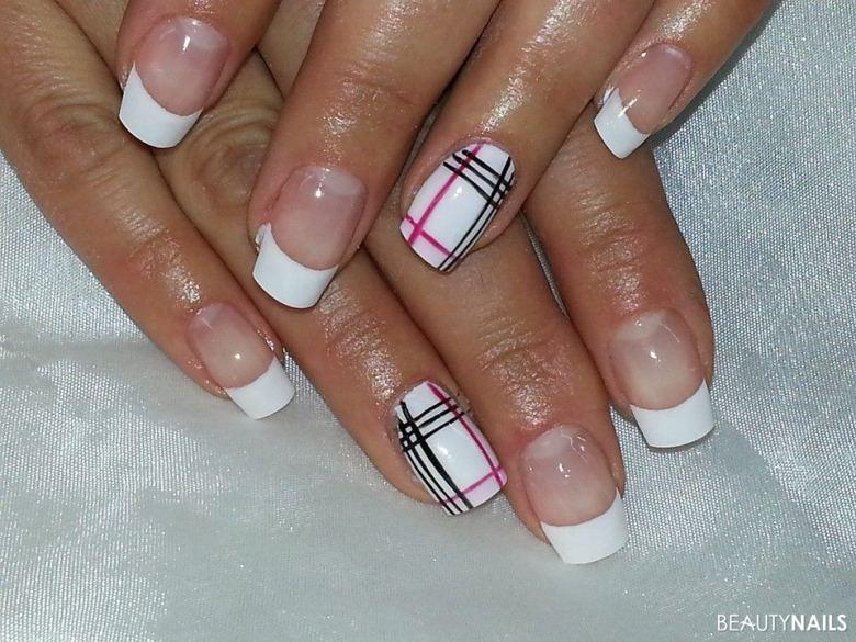 Gelmodellage mit Burberry Muster Gelnägel - Weiß Nailart