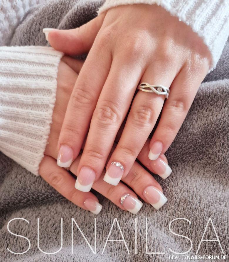 Gelnägel French weiß mit Strasssteinen Gelnägel weiss nude - Meine Tochter hat nochmal ein besseres Bild gemacht   Nailart