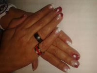 Gelnägel mit Rot und Weißen Klecksen Gelnägel