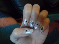 Gelnägel mit schwarzen Herzsteinchen und Nagellack Gelnägel