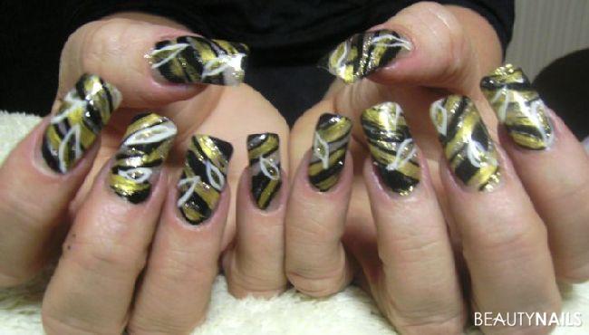 Gelnägel schwarz gold Gelnägel - Glittergel , mit Acrylfarben gemalt in schwarz gold und weiß Nailart