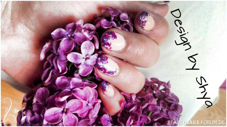 Glitzer-Nägel in Nudeton mit lila Blütendesign Gelnägel lila nude - Design by Shya Nailart