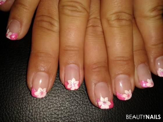 Glitzerpink mit Weiss Airbrush Gelnägel Gelnägel - Sparkel Froly Pink Gel mit Airbrush Blüten in Weiß Nailart