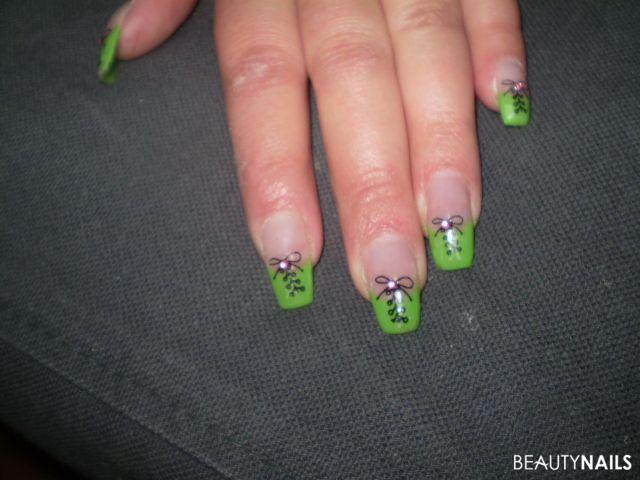 grün mit schnürsenkel - 002 Gelnägel - das grüne ist p2 nagellack und die senkel sind tatoofolie.Form Nailart