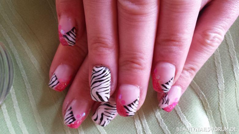 Interessante Nailart in Zebradesign und Pink Gelnägel pink schwarz weiss - Farbgele von Jolifin Nailart