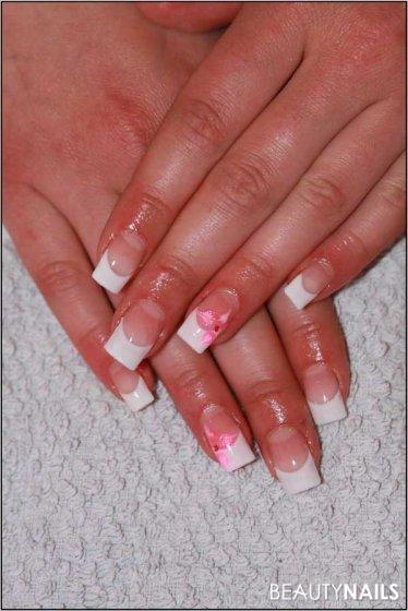 Klassisches Weiß mit Blüte in Pink :) Gelnägel - Gele von Jolifin und CC Nailart