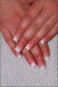 Klassisches Weiß mit Blüte in Pink :) Gelnägel