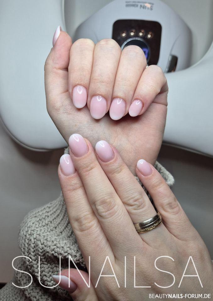 Kurzer Babyboomer Gelnägel weiss nude - Kurz und schlicht Nailart