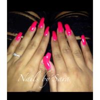 Long neon pink nails Gelnägel