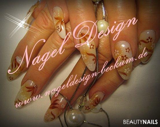 mal was anderes..eine ältere Dame Gelnägel - Gel mit einbisschen airbrush ;o) Nailart