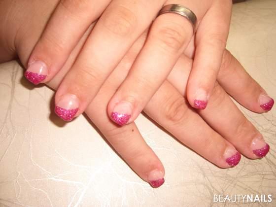 meine ersten Nagelbeißer mit pink glitter Gelnägel - das war gar nicht mal so einfach. ich bin sehr froh über das Nailart