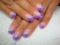 metallic Lila mit Gel-Blümchen Gelnägel