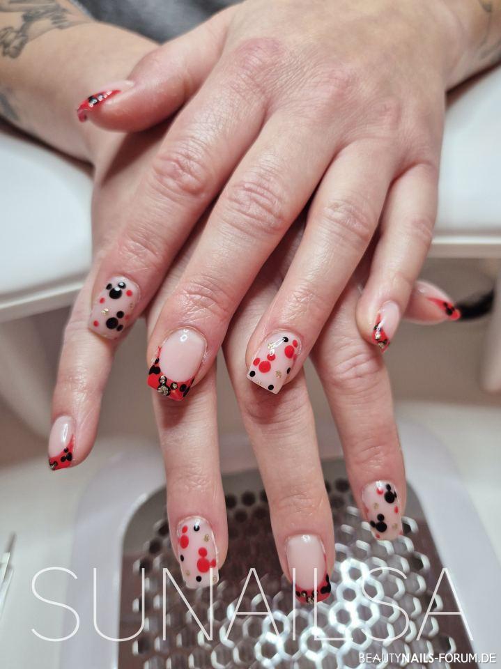 Mickey Maus Nägel mit einem Hauch Weihnachten Gelnägel rot gold schwarz - Sqaure Nägel mit French und Mickey Maus Motiv, ein Hauch von Nailart