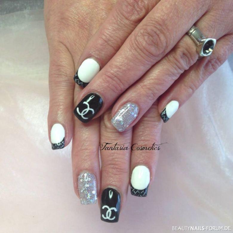 Nägel mit Chanel-Symbol in schwarz, weiß und Glitzer Gelnägel - 5 Nailart