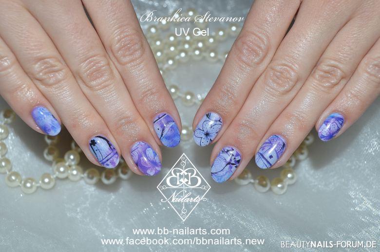 Nail Wraps in blau-lila mit Blumen Gelngel