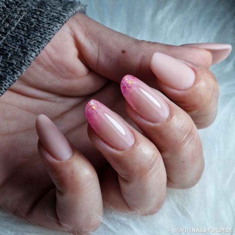 Nude mit Glitter Gelnägel pink nude - Make up gel von Musa das souffle pink. Clear gel von Blossom Nailart