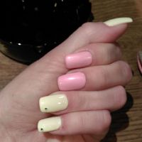 pastel gelb und rosa Gelnägel