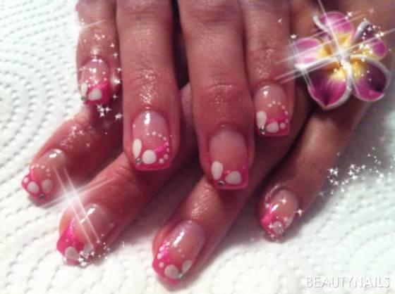 Pink French Gelnägel - French in Pink + weiße Blüten Nailart