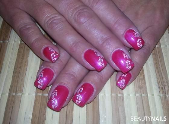Pinker schimmer Gelnägel - pinkes Full cover mit Stamping Nailart
