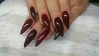 rote Nails etwas länger Gelnägel