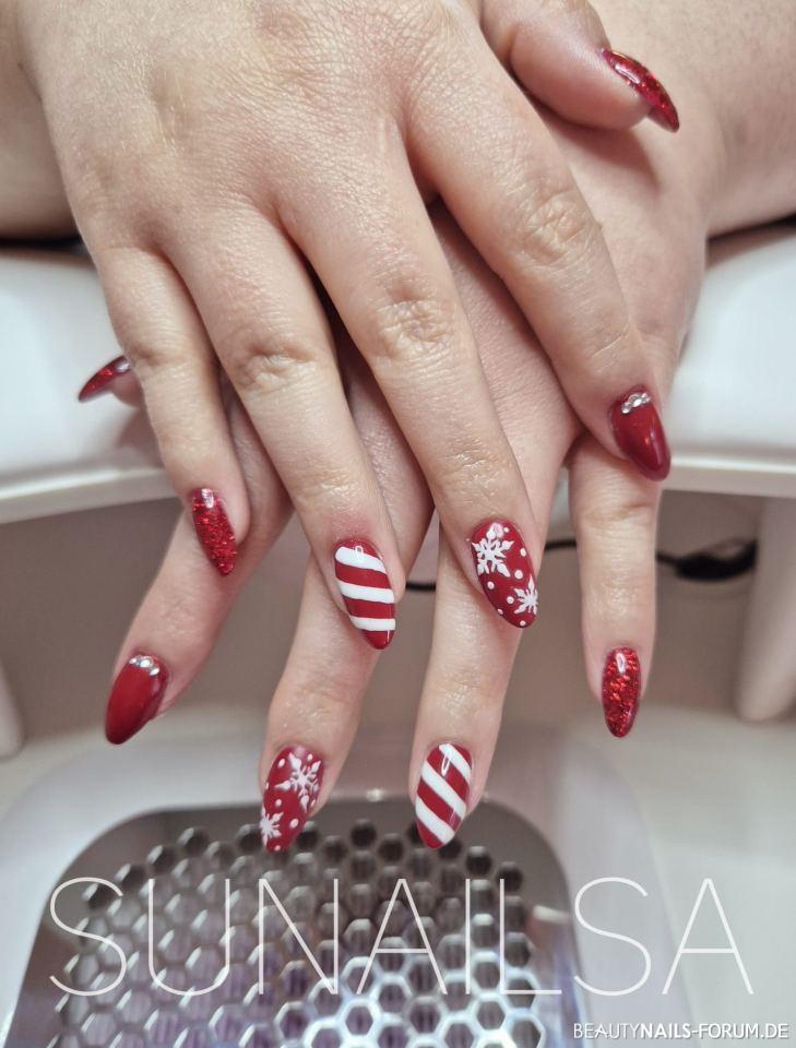 Rote Weihnachtsnägel für Jasmin Gelnägel rot weiss - Glitzer eingearbeitet, Fullcover on Top und mit weiß gemalt. Nailart