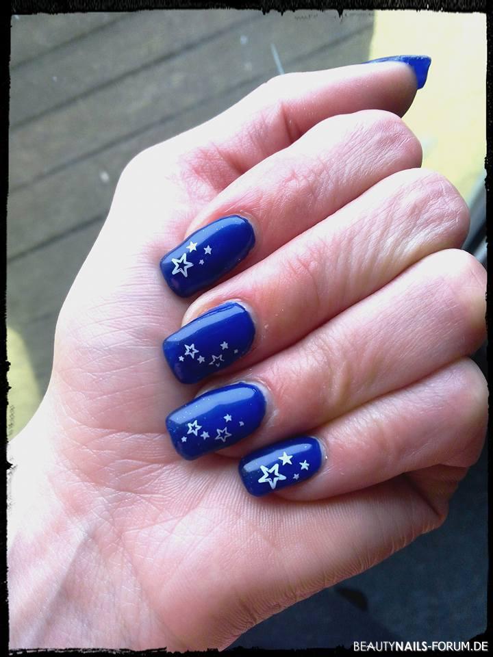 Royal Blau Gelnägel - gearbeitet mit den profukten von fingerspitzengefühl Nailart